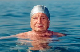 Albrecht Tübke, Heads #09, 2007 ein Mann schwimmend im Wasser mit Badekappe