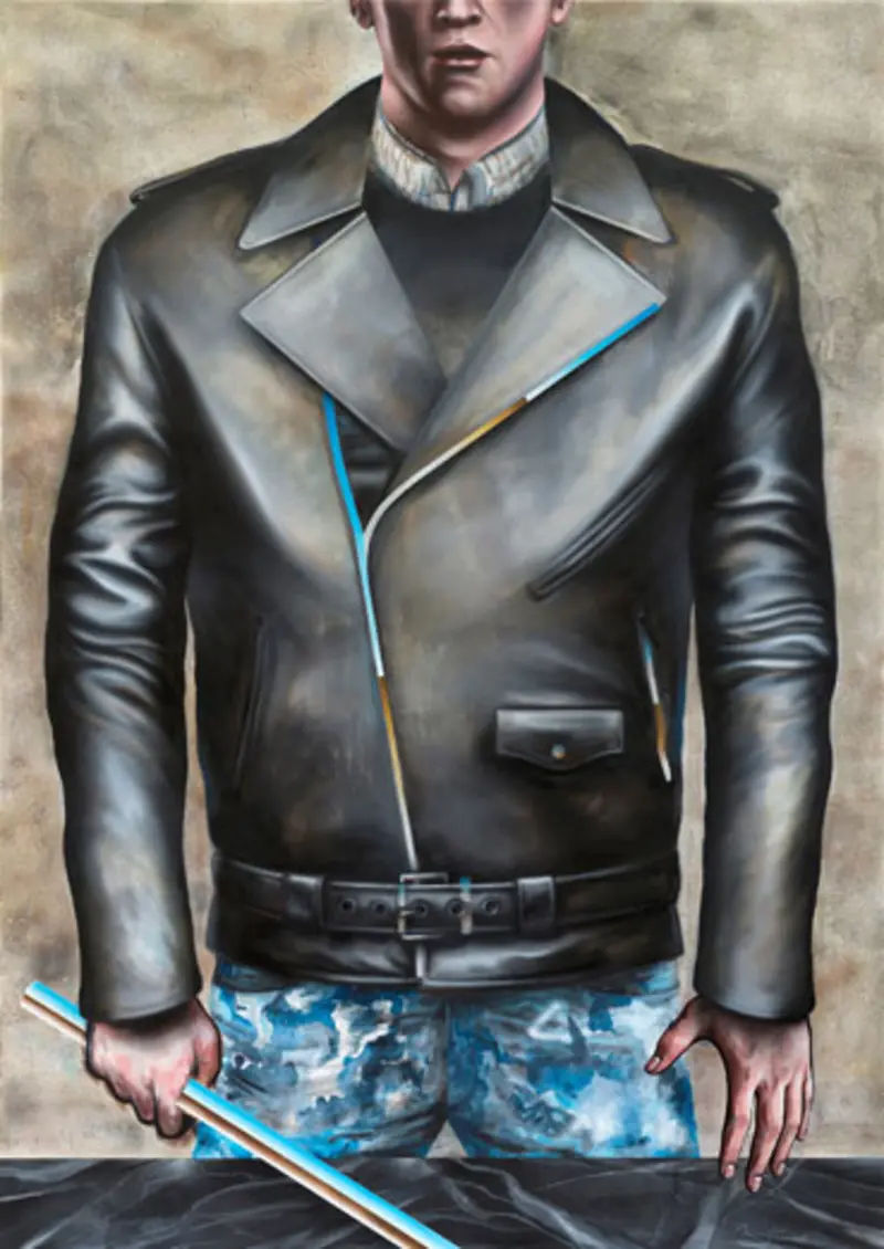 kräftiger Mann in Lederjacke, hält Rohr in der Hand, Gesicht unter Augen abgeschnitten