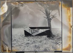 eine schwarz-weiß Fotografie mit Zeichen der Zeit