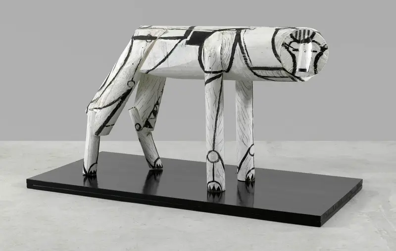 Skulptur eines weißen Hundes aus Holz