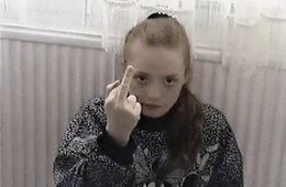 Henrike Naumann, Triangular Stories, 2012 Mädchen zeigt Mittelfinger