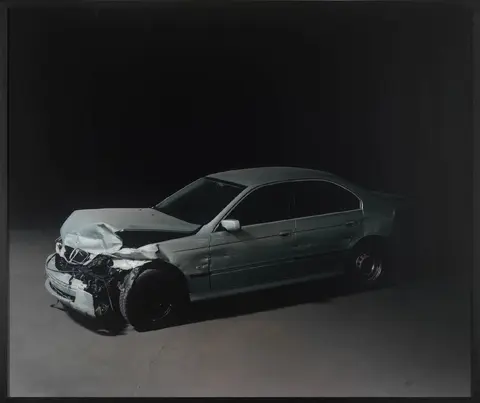 ein vorne kaputtes Auto, an der Seite leicht eingedellt