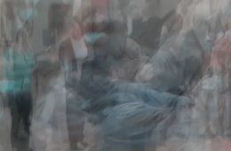 Ronny Bulik, Think Think Push – I walked with the fear of Falling, Louvre, Paris, 2014/16 Menschengruppe, mehrfach dupliziert und nur schemenhaft zu erkennen