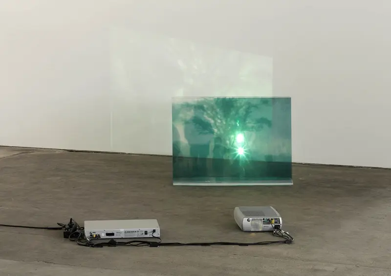 Beamer vor Videoinstallation