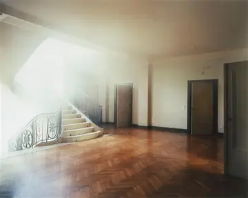 Leerer Raum mit Treppe und mehreren Türen