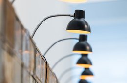 Christian Boltanski, Les Archives de C.B. 1965-1988 No. 1 (Detail), 1989 Ein circa zwanzig Meter langer Schrank aus kleinen Blechdosen verdeckt die wand. An ihm angebracht sind kleine Archivlämpchen. Die Schachteln sind gefüllt von Gggenständen von Erinnerung.