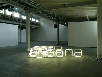 leuchtende Objekte auf dem Boden einer Halle