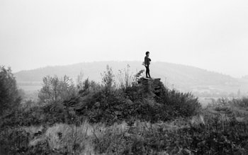 Eine Frau steht auf einem Schuttberg.