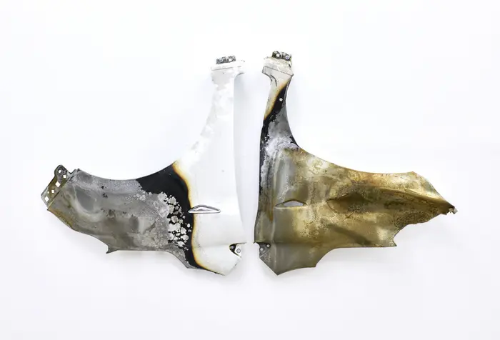 zwei abstrakte Gegenstände vor weißem Hintergrund