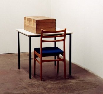 Ricarda Roggan, Stuhl, Tisch und Kasten, aus der Serie: Stuhl, Tisch und Bett, 2001 