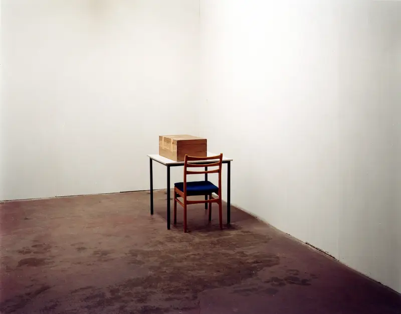 Ricarda Roggan, Stuhl, Tisch und Kasten, aus der Serie: Stuhl, Tisch und Bett, 2001 