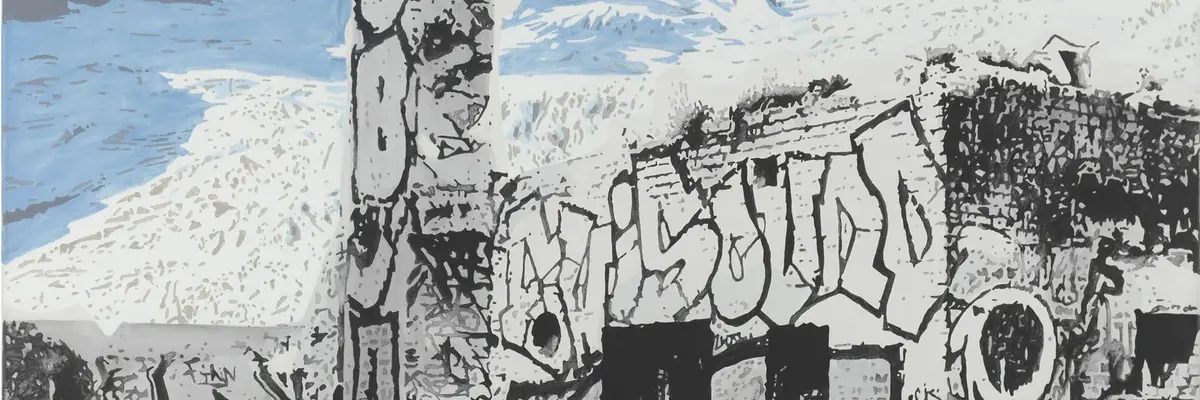 ein verfallenes, mit Graffiti beschriebenes Haus vor schneebedeckten Bergen