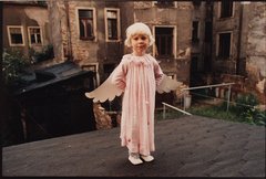 Foto eines Kindes mit Kleid und Engelsflügeln
